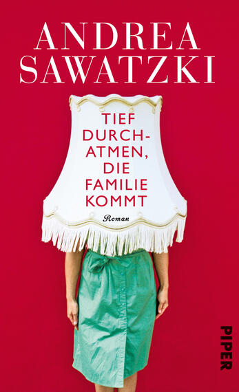 Das Buchcover zeigt einen roten Hintergrund mit einer stilisierten, lampenschirmartigen Figur, die einen menschlichen Körper verdeckt. Die Figur trägt einen weißen Lampenschirm, verziert mit Fransen. Darunter ist in großen, roten Buchstaben der Titel „TIEF DURCH-ATMEN, DIE FAMILIE KOMMT“ zu lesen, ergänzt durch das Wort „Roman“ in kleinerer Schrift. Oben steht der Name der Autorin „ANDREA SAWATZKI“ in eleganter, schwarzer Schrift. Die allumfassende Farbgestaltung vermittelt eine lebendige und zugleich skurrile Atmosphäre.