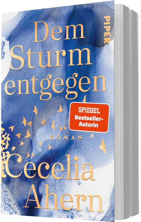 Das Buchcover zeigt ein großformatiges, aquarelliertes Blau mit Golddruck. Titel „Dem Sturm entgegen“ in großer, serifenbetonter Goldschrift, der Autorenname Cecelia Ahern unten ebenfalls in Gold; kleiner Schriftzug „Roman“. Auf der Fläche goldene Vogel‑Silhouetten und dezente Wassertropfen‑Textur. Roter abgerundeter Button mit weißer Aufschrift „SPIEGEL Bestseller-Autorin“. Atmosphäre: melancholisch, poetisch und leicht stürmisch, elegant.