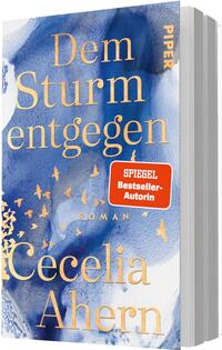 Das Buchcover zeigt ein großformatiges, aquarelliertes Blau mit Golddruck. Titel „Dem Sturm entgegen“ in großer, serifenbetonter Goldschrift, der Autorenname Cecelia Ahern unten ebenfalls in Gold; kleiner Schriftzug „Roman“. Auf der Fläche goldene Vogel‑Silhouetten und dezente Wassertropfen‑Textur. Roter abgerundeter Button mit weißer Aufschrift „SPIEGEL Bestseller-Autorin“. Atmosphäre: melancholisch, poetisch und leicht stürmisch, elegant.