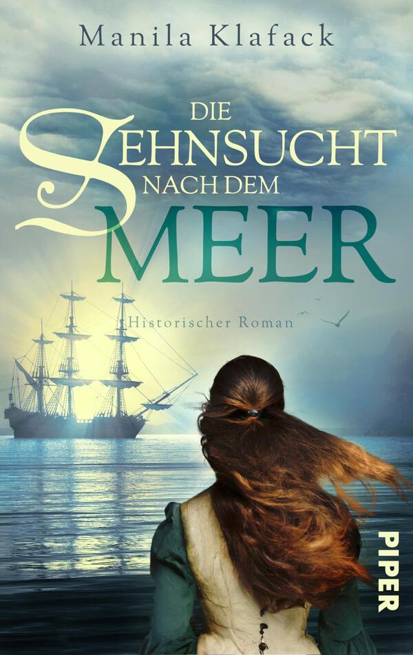 Das Buchcover zeigt eine Frau mit langen, lockigen Haaren, die in einem historisch inspirierenden Kleid vor einer ruhigen Meereslandschaft steht. Im Hintergrund ist ein Segelschiff sichtbar, während sanfte Wellen im Vordergrund schimmern. Die Farben sind überwiegend in Blau- und Grüntönen gehalten, die eine verträumte Atmosphäre schaffen. Der Titel „Die Sehnsucht nach dem Meer“ ist in großen, geschwungenen Buchstaben am oberen Rand platziert, während der Untertitel „Historischer Roman“ in kleinerer Schrift darunter steht. Der Name der Autorin, Manila Klafack, ist elegant über dem Titel platziert.