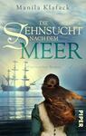 Das Buchcover zeigt eine Frau mit langen, lockigen Haaren, die in einem historisch inspirierenden Kleid vor einer ruhigen Meereslandschaft steht. Im Hintergrund ist ein Segelschiff sichtbar, während sanfte Wellen im Vordergrund schimmern. Die Farben sind überwiegend in Blau- und Grüntönen gehalten, die eine verträumte Atmosphäre schaffen. Der Titel „Die Sehnsucht nach dem Meer“ ist in großen, geschwungenen Buchstaben am oberen Rand platziert, während der Untertitel „Historischer Roman“ in kleinerer Schrift darunter steht. Der Name der Autorin, Manila Klafack, ist elegant über dem Titel platziert.