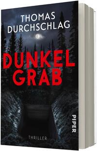 Das Buchcover zeigt einen nächtlichen Wald mit dunklem Himmel und sichtbarem Mond hinter Wolken; im Vordergrund ein offener, quadratischer Grabhügel mit tiefschwarzer Öffnung. Titel „DUNKELGRAB“ steht groß in roten, fetten Großbuchstaben über der Grube, darüber der Autorname „THOMAS DURCHSCHLAG“ in weißen Großbuchstaben. Unten klein das Wort „THRILLER“. Dominante Farben: Schwarz-, Blau- und Rottöne; Atmosphäre: düster, bedrohlich.