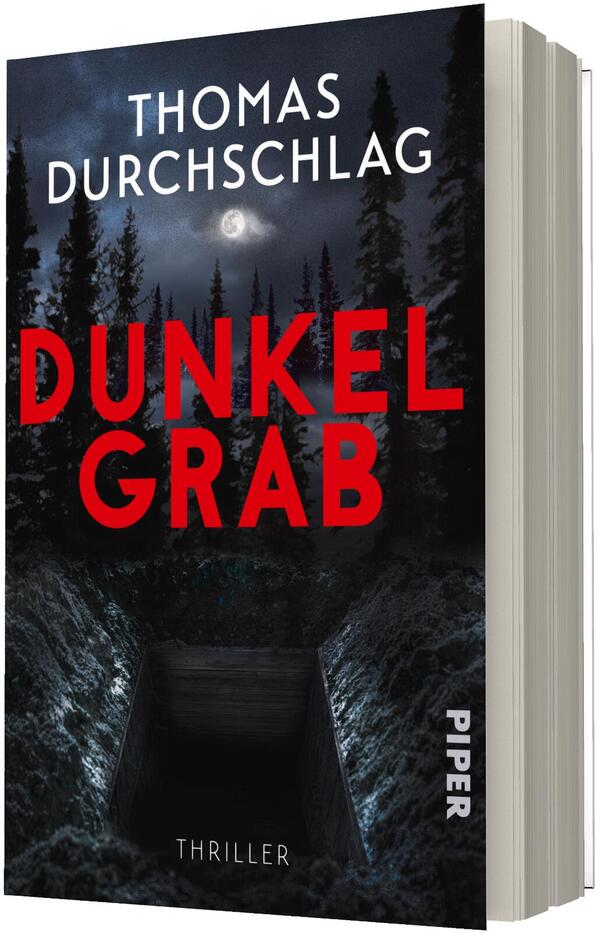 Das Buchcover zeigt einen nächtlichen Wald mit dunklem Himmel und sichtbarem Mond hinter Wolken; im Vordergrund ein offener, quadratischer Grabhügel mit tiefschwarzer Öffnung. Titel „DUNKELGRAB“ steht groß in roten, fetten Großbuchstaben über der Grube, darüber der Autorname „THOMAS DURCHSCHLAG“ in weißen Großbuchstaben. Unten klein das Wort „THRILLER“. Dominante Farben: Schwarz-, Blau- und Rottöne; Atmosphäre: düster, bedrohlich.