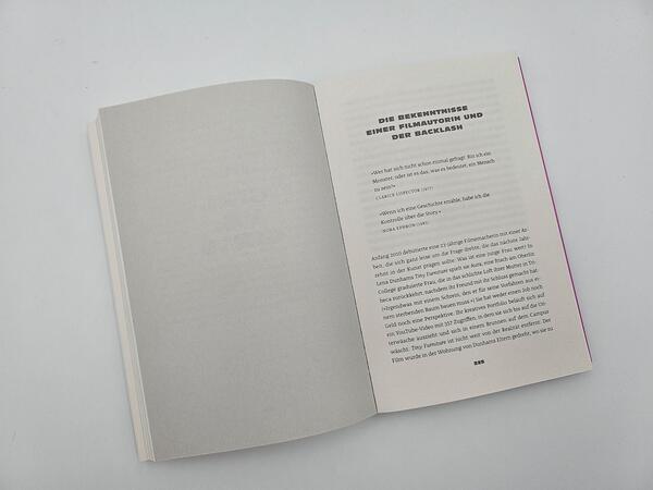 Außenansicht des Buches „Girl vs. Girl“