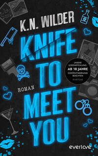 Das Buchcover zeigt einen dunklen, texturierten Hintergrund mit großem, leuchtend neonblauem Titel „KNIFE TO MEET YOU“ in blockiger, handgemalter Typografie; darüber der Autorenname „K. N. WILDER“ in weißer Großschrift. Kleine blaue und weiße Illustrationen (Messer, Totenkopf, Handschellen, Cocktailglas, Lippen, Herzchen, Flasche) verteilen sich dekorativ. Rechts ein schwarzer Kreis mit weißer Warnung „UNSERE LESEEMPFEHLUNG: AB 18 JAHRE“. Atmosphäre: düster-verspielt, leicht kriminell.