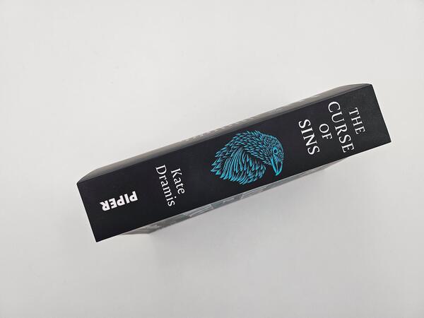 Außenansicht des Buches „The Curse of Sins“