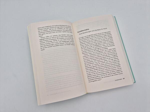 Außenansicht des Buches „Zwischen TikTok und Therapie“