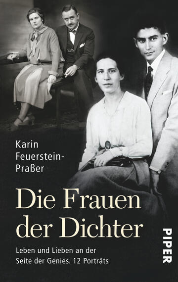 Das Buchcover zeigt eine historische Schwarz-Weiß-Fotografie von vier Personen, die auf einem altmodischen Sofa und einem Stuhl sitzen. Die Frauen tragen elegante Kleider, während die Männer Anzüge tragen. Der Titel „Die Frauen der Dichter“ ist prominent in goldener Schrift platziert. Darunter steht der Untertitel „Leben und Lieben an der Seite der Genies. 12 Porträts“ in weißer Schrift. Das Cover vermittelt eine seriöse und nostalgische Atmosphäre, passend zu dem thematischen Inhalt. Der Name der Autorin, Karin Feuerstein-Praßer, befindet sich oben auf dem Cover.
