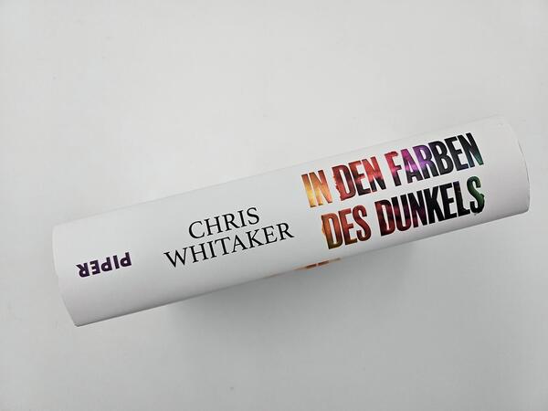 Innenansicht des Buches „In den Farben des Dunkels“