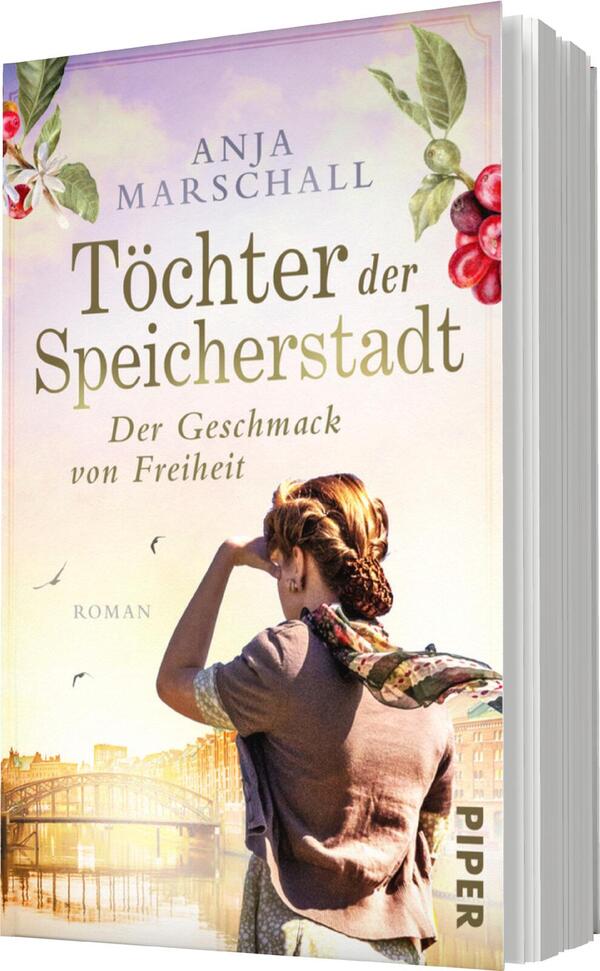 Das Buchcover zeigt eine Frau mit zurückgebundenen Haaren, die mit einem nachdenklichen Blick in die Ferne schaut. Im Hintergrund sind Elemente der Speicherstadt und fliegende Vögel zu sehen. Der Titel „Töchter der Speicherstadt“ ist in eleganter, geschwungener Schrift in Gold gehalten, während der Untertitel „Der Geschmack von Freiheit“ darunter in simplerer Schriftart angeordnet ist. Die Farben sind warm und einladend, mit floralen Akzenten in Rot und Grün. Der Autorinnenname „Anja Marschall“ befindet sich am oberen Rand des Covers.