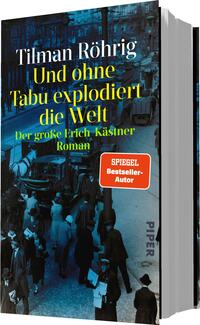 Das Buchcover zeigt eine historische Straßenszene in blauen und grauen Farbtönen, die eine nostalgische Atmosphäre vermittelt. Im Vordergrund sind Menschen und Fahrzeuge zu erkennen, die auf einer Stadtstraße interagieren. Der Titel „Und ohne Tabu explodiert die Welt“ sowie der Autor Tilman Röhrig sind in großen, auffälligen, gelben und weißen Schriftarten gestaltet. Unten auf dem Cover befindet sich der Hinweis „SPIEGEL Bestseller-Autor“ in einem roten Kasten. Der Verlag ist in kleinerer Schrift am rechten Rand vermerkt.