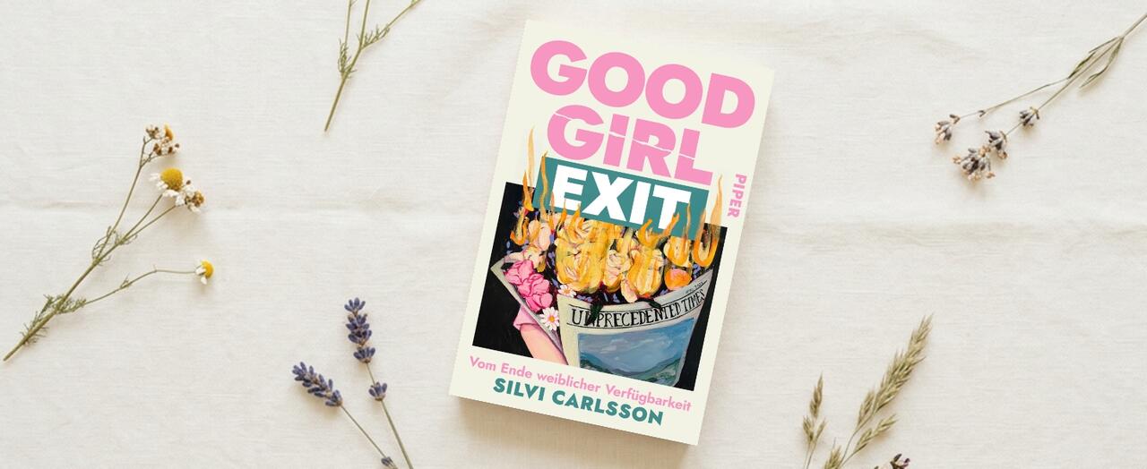 „Good Girl Exit“ liegt auf hellem Stoff. Um das Buch liegen kleine getrocknete Blumen.