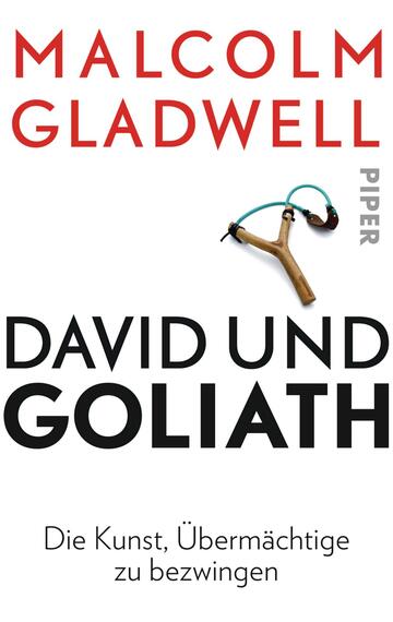 Das Buchcover zeigt auf einem weißen Hintergrund eine Holzschleuder, die leicht schräg nach oben gerichtet ist. Der Titel „DAVID UND GOLIATH“ ist in dominanter, schwarzer Schrift platziert. Darunter steht der Untertitel „Die Kunst, Übermächtige zu bezwingen“ in etwas kleinerer, ebenfalls schwarzer Schrift. Der Name des Autors, Malcolm Gladwell, ist in roter Schrift am oberen Rand des Covers angeordnet, während das Verlagslogo „PIPER“ in grauer Schrift an der rechten Seite zu sehen ist. Die Gesamtatmosphäre des Covers wirkt klar und kraftvoll.