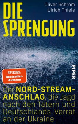 Das Buchcover zeigt einen dramatischen, überwältigenden Blick auf die Wasseroberfläche mit einem Wirbel, der auf eine Explosion hinweist. Die Farben sind dominant in Blau- und Grautönen gehalten, mit leuchtend gelben Schriftzügen. Der Titel „DIE SPRENGUNG“ steht groß im oberen Bereich, während die Unterzeile „Der NORD-STREAM-ANSCHLAG, die Jagd nach den Tätern und Deutschlands Verrat an der Ukraine“ in gelber Schrift darunter platziert ist. Die Namen der Autoren, Oliver Schröm und Ulrich Thiele, erscheinen oben in kleinerer Schrift. Ein rotes Label mit dem Text „SPIEGEL-Bestseller-Autoren“ ist in der oberen linken Ecke abgedruckt. Das Verlagslogo ist in der rechten unteren Ecke in weißer Schrift.