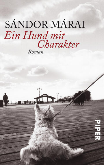Das Buchcover zeigt einen kleinen, weißen Hund, der auf einem Holzsteg sitzt und auf eine weitläufige, wolkenverhangene Landschaft blickt. Hinter ihm sind schemenhaft Menschen und eine Brücke zu erkennen. Der Titel „Ein Hund mit Charakter“ von Sándor Márai steht in auffälliger roter Schrift. Darunter befindet sich das Wort „Roman“ in schlichter schwarzer Schrift. Die Farbgestaltung vermittelt eine melancholische und nachdenkliche Atmosphäre.