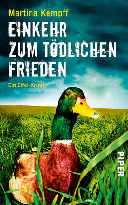 EinKEHR zum tödlichen Frieden Das Buchcover zeigt einen bunten Erpel mit auffälligem gelbem Schnabel vor einem weiten, grünen Feld unter einem bewölkten Himmel. Der Hintergrund ist in verschiedenen Blautönen gehalten, die eine spannende Atmosphäre schaffen. Der Titel „Einkehr zum tödlichen Frieden“ ist in großen, weißen und teilweise verwittert wirkenden Buchstaben platziert, die den Krimi-Charakter des Buches unterstreichen. Der Zusatz „Ein Eifel-Krimi“ steht in kleineren, weißen Buchstaben darunter. Das Verlagslogo „PIPER“ ist in der rechten unteren Ecke sichtbar.