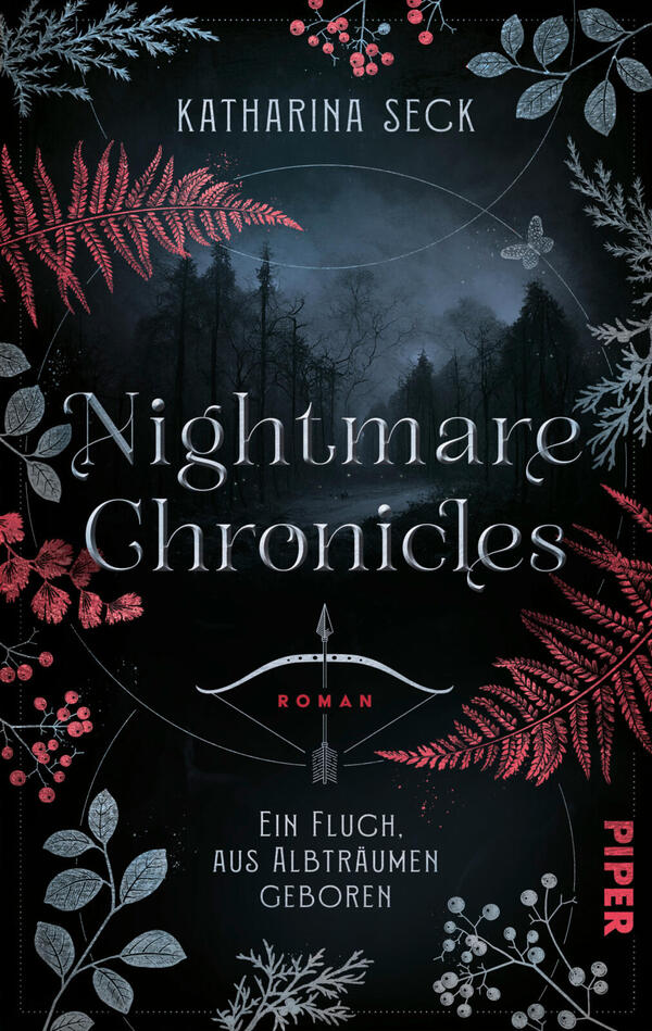 Das Buchcover zeigt einen dunklen, nebligen Wald bei Nacht, im Vordergrund silbrig schimmernder Titel „Nightmare Chronicles“ und darüber Autorin „Katharina Seck“. Rote und silberne Farn- und Beerenzweige rahmen die Szene, darunter ein stilisierter Pfeil mit dem roten Wort „Roman“. Untertitel: „Ein Fluch, aus Albträumen geboren“. Atmosphärisch unheimlich und mystisch, kontrastreiche Farben: tiefes Blau-Schwarz, silberne Typografie und akzentuierte rote Pflanzen.