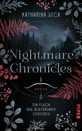 Nightmare Chronicles – Ein Fluch, aus Albträumen geboren Das Buchcover zeigt einen dunklen, nebligen Wald bei Nacht, im Vordergrund silbrig schimmernder Titel „Nightmare Chronicles“ und darüber Autorin „Katharina Seck“. Rote und silberne Farn- und Beerenzweige rahmen die Szene, darunter ein stilisierter Pfeil mit dem roten Wort „Roman“. Untertitel: „Ein Fluch, aus Albträumen geboren“. Atmosphärisch unheimlich und mystisch, kontrastreiche Farben: tiefes Blau-Schwarz, silberne Typografie und akzentuierte rote Pflanzen.