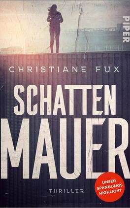 Das Buchcover zeigt eine Silhouette einer Person, die auf einer Mauer steht, während im Hintergrund eine düstere, urban gestaltete Szenerie angedeutet wird. Die Farbpalette umfasst dunkle Blau- und Grautöne, die eine spannungsgeladene Atmosphäre erzeugen. Der Titel „SCHATTENMAUER“ ist in großen, auffälligen weißen Buchstaben am unteren Rand platziert, während der Autorennamen „Christiane Fux“ in einer oberen Ecke steht. Ein roter Kreis im unteren Bereich kündigt „UNSER SPANNUNGS HIGHLIGHT“ an.