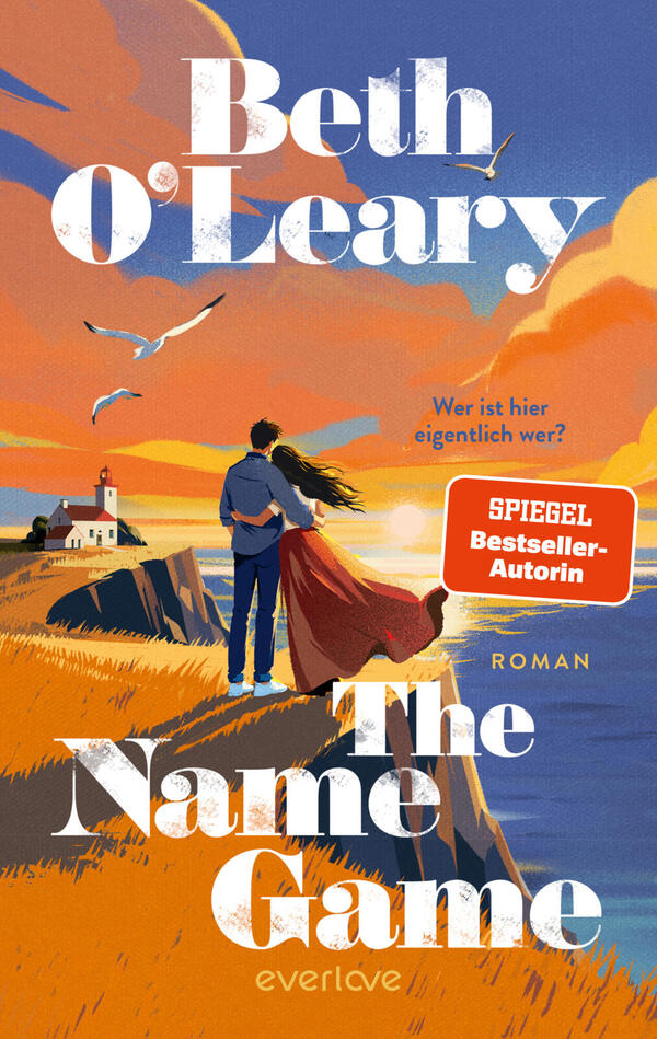 Das Buchcover zeigt ein Paar, von hinten betrachtet, das auf einer Klippenkante steht und auf einen farbintensiven Sonnenuntergang über dem Meer blickt; warme Orange‑, Gelb‑ und Blautöne dominieren, Wolken und fliegende Möwen im Himmel. Großformatige, weiße Serifenschrift nennt oben die Autorin „Beth O’Leary“ und unten den Titel „The Name Game“. Auf dem rechten Vordergrund ein orangefarbener Button „SPIEGEL Bestseller‑Autorin“. Keine Verlagsangabe.