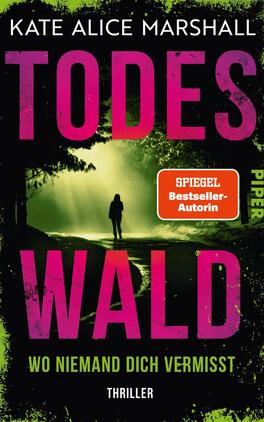 Das Buchcover zeigt einen dunklen Wald mit gedämpftem Licht, in dem eine silhouettehafte Figur in schwarzer Kleidung steht. Der Titel „TODESWALD“ ist in auffälligem Pink über dem Bild platziert, während der Untertitel „wo niemand dich vermisst“ in schlichterer Schrift darunter steht. Oben rechts befindet sich ein gelber Button mit dem Text „SPIEGEL Bestseller-Autorin“. Das Cover vermittelt eine spannende und geheimnisvolle Atmosphäre.