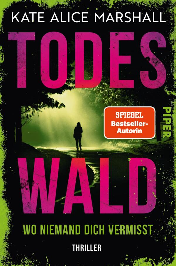 Das Buchcover zeigt einen dunklen Wald mit gedämpftem Licht, in dem eine silhouettehafte Figur in schwarzer Kleidung steht. Der Titel „TODESWALD“ ist in auffälligem Pink über dem Bild platziert, während der Untertitel „wo niemand dich vermisst“ in schlichterer Schrift darunter steht. Oben rechts befindet sich ein gelber Button mit dem Text „SPIEGEL Bestseller-Autorin“. Das Cover vermittelt eine spannende und geheimnisvolle Atmosphäre.