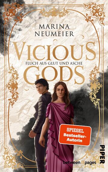Das Buchcover zeigt einen goldverzierten, ornamentalen Rahmen vor marmoriertem Hintergrund mit schwarzem Rauch. Im Vordergrund stehen zwei Figuren: ein junger Mann in dunkler, moderner Kleidung seitlich gewandt und eine Frau in fließendem, purpurrotem Gewand frontal, beide ernst. Titel „VICIOUS GODS“ in großer goldener Serifenschrift, darunter die goldene Unterzeile „Fluch aus Glut und Asche“, oben Autorennamen „Marina Neumeier“ in schlichter Großbuchstaben-Typografie. Atmosphäre: düster-elegant.