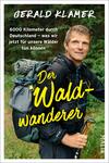 Das Buchcover zeigt einen lächelnden Mann mit einem Rucksack, der auf einem Waldweg steht. Er trägt eine schwarze Jacke und besitzt kurzes, braunes Haar. Im Hintergrund sind grüne Baumstämme und Blätter sichtbar, was eine naturnahe Atmosphäre schafft. Der Titel „Der Waldwanderer“ ist in großen, gelben Buchstaben prominent platziert. Oben steht der Name des Autors „GERALD KLAMER“ in weißer Schrift. Unter dem Titel steht der Untertitel „6000 Kilometer durch Deutschland – was wir jetzt für unsere Wälder tun können“.