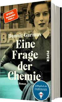 Das Buchcover zeigt eine schwarz-weiß gehaltene Portraitaufnahme einer Frau mit lockigem Haar, die in einem modernen, eleganten Kleid erscheint. Ihr Blick ist selbstbewusst, und sie steht vor einem urbanen Hintergrund. Der Titel „Eine Frage der Chemie“ ist im Zentrum in großen, weißen Buchstaben platziert, darunter steht „Roman“ in kleinerer Schrift. Der Name „Bonnie Garmus“ ist darüber und ebenso gut lesbar. In der oberen linken Ecke befindet sich ein rotes Etikett mit der Aufschrift „SPIEGEL Bestseller Platz 1“. Am unteren Rand ist ein blauer Kreis mit dem Text „Lieblingsbuch der Unabhängigen“ zu sehen.