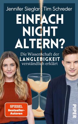 Das Buchcover zeigt einen blauen Hintergrund, auf dem zwei Personen abgebildet sind: auf der linken Seite eine blonde Frau mit lockigem Haar in einem roten Oberteil und auf der rechten Seite ein junger Mann mit kurzen, hellen Haaren in einem grauen T-Shirt. Darüber prangt der Titel „EINFACH NICHT ALTERN?“ in großen, weißen Buchstaben. Darunter steht unterhalb des Titels „Die Wissenschaft der LANGLEBIGKEIT verständlich erklärt“. In der unteren rechten Ecke befindet sich das Wort „VORLÄUFIGES COVER“ in einem weißen Kreis, sowie das Verlagslogo „PIPER“.