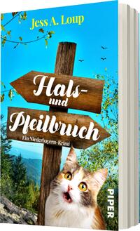 Das Buchcover zeigt einen klaren blauen Himmel mit sanften grünen Hügeln im Hintergrund. Im Vordergrund befindet sich ein auffälliges, braunes Holzschild mit der Aufschrift „Hals- und Pfeilbruch“ in geschwungener, heller Schrift. Darunter steht in kleinerer Schrift „Ein Niederbayern-Krimi“. Eine neugierig schauende Katze mit gemustertem Fell zieht die Blicke auf sich. Der Verlag erscheint in der unteren rechten Ecke in dezentem Weiß.