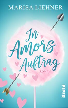 Das Buchcover zeigt eine verträumte, hellblaue Hintergrundfarbe. In der Mitte prangt eine große, rosa Zuckerwatte mit dem Titel „In Amors Auftrag“ in geschwungener, tealfarbener Schrift. Darunter steht das Wort „Roman“ in kleinerer Schrift. Ein Pfeil, der auf die Zuckerwatte zielt, und verschiedene kleine, herzförmige Elemente in Rosa und Rot fügen eine verspielte Note hinzu. Oben befindet sich der Name der Autorin, Marisa Liehner, in eleganter Schriftart.