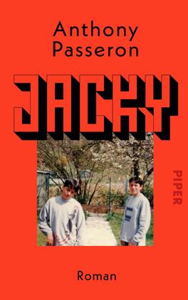 Das Buchcover zeigt einen leuchtend roten Hintergrund. Im oberen Bereich ist der Autor „Anthony Passeron“ in einer schlichten, schwarzen Schrift platziert. Der Titel „JACKY“ dominiert das Cover in großen, fetten Buchstaben, die in verschiedenen Schattierungen von Schwarz und Grau gestaltet sind und eine dreidimensionale Wirkung erzeugen. Unten rechts steht in kleinerer Schrift „PIPER“ und darunter die Kategorie „Roman“. Im Hintergrund sind zwei Jugendliche in lässiger Kleidung abgebildet, umgeben von einer grünen Landschaft mit blühenden Bäumen.