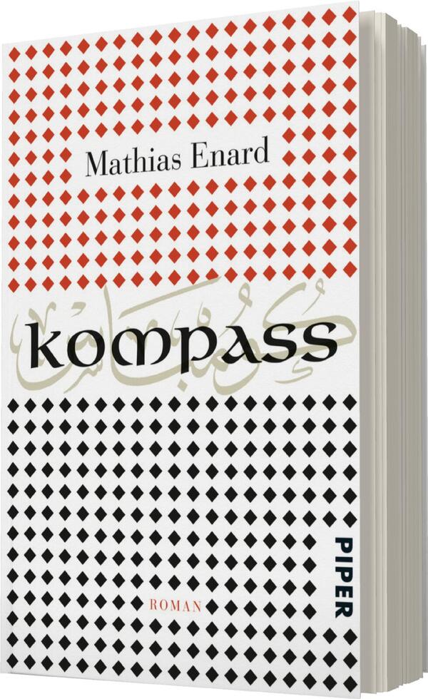 Das Buchcover zeigt ein musterhaftes Design mit abwechselnden roten, schwarzen und weißen Rauten. Im oberen Bereich befindet sich der Name des Autors, „Mathias Enard“, in roter Schrift auf weißem Hintergrund. Der Titel „kompass“ ist in geschwungener, schwarzer Schrift in der Mitte platziert, umgeben von künstlerischen, arabischen Schriftzeichen. Der Verlag „PIPER“ ist in kleiner, schwarzer Schrift am unteren Rand des Covers abgedruckt. Die Atmosphäre des Covers vermittelt eine Mischung aus orientalischem Flair und moderner Eleganz.
