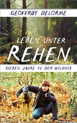 Das Buchcover zeigt eine herbstliche Waldlandschaft mit warmen Erdtönen. Im Vordergrund sitzt ein Mann mit braunem Hut und dunkler Kleidung neben einem Rehkitz, das ihm gegenübersitzt. Der Titel „LEBEN UNTER REHEN“ ist in auffälliger, weißer Schrift mit handschriftlicher Anmutung platziert. Darunter steht der Untertitel „SIEBEN JAHRE IN DER WILNIS“ in einer schlichteren Schriftart. Der obere Bereich wird durch den Namen des Autors, „GEOFFROY DELORME“, abgerundet.