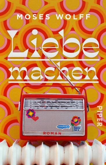 Das Buchcover zeigt einen bunten Hintergrund in leuchtenden Gelb- und Orangetönen mit kreisförmigen Mustern. Im Vordergrund steht ein rotes Radio, dessen Oberflächen mit bunten Aufklebern verziert ist. Die Schrift „Liebe machen“ ist in großen, weißen Buchstaben gehalten und hebt sich klar vom Hintergrund ab. Der Autor Moses Wolff ist am oberen Rand platziert, während das Wort „ROMAN“ in kleinerer Schrift unter dem Radio erscheint. Das Cover vermittelt eine nostalgische, fröhliche Atmosphäre.