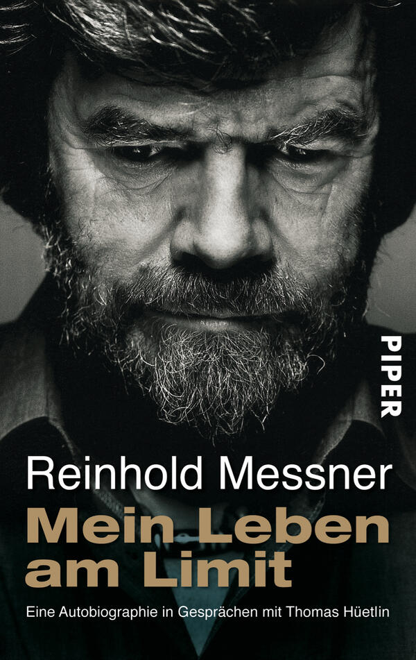 Das Buchcover zeigt ein ausdrucksstarkes, monochromes Porträt von Reinhold Messner mit ernster Miene. Der Hintergrund ist dunkel und verstärkt den Fokus auf sein Gesicht und seinen markanten Bart. Die Schriftzüge „PIPER“ und „Mein Leben am Limit“ sind in einer modernen, serifenlosen Typografie gehalten, wobei der Name des Autors in großem, weißem Text prägnant hervorsticht. Die Unterzeile lautet „Eine Autobiographie in Gesprächen mit Thomas Hütelin“. Die Gesamtatmosphäre vermittelt eine Nachdenklichkeit und Intensität.