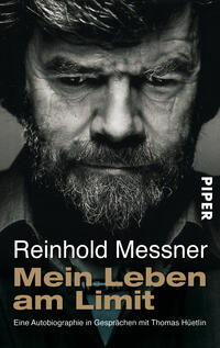 Das Buchcover zeigt ein ausdrucksstarkes, monochromes Porträt von Reinhold Messner mit ernster Miene. Der Hintergrund ist dunkel und verstärkt den Fokus auf sein Gesicht und seinen markanten Bart. Die Schriftzüge „PIPER“ und „Mein Leben am Limit“ sind in einer modernen, serifenlosen Typografie gehalten, wobei der Name des Autors in großem, weißem Text prägnant hervorsticht. Die Unterzeile lautet „Eine Autobiographie in Gesprächen mit Thomas Hütelin“. Die Gesamtatmosphäre vermittelt eine Nachdenklichkeit und Intensität.
