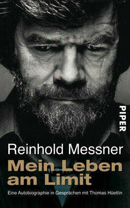 Das Buchcover zeigt ein ausdrucksstarkes, monochromes Porträt von Reinhold Messner mit ernster Miene. Der Hintergrund ist dunkel und verstärkt den Fokus auf sein Gesicht und seinen markanten Bart. Die Schriftzüge „PIPER“ und „Mein Leben am Limit“ sind in einer modernen, serifenlosen Typografie gehalten, wobei der Name des Autors in großem, weißem Text prägnant hervorsticht. Die Unterzeile lautet „Eine Autobiographie in Gesprächen mit Thomas Hütelin“. Die Gesamtatmosphäre vermittelt eine Nachdenklichkeit und Intensität.