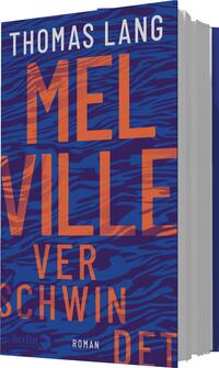 Das Buchcover zeigt einen tiefblauen Hintergrund mit einem lebhaften, in hellen Orangetönen gehaltenen Muster, das an Wellen oder eine Wasseroberfläche erinnert. Im oberen Bereich steht in weißen, klaren Großbuchstaben der Name des Autors „THOMAS LANG“. Der Titel „MELVILLE VERSCHWINDENDET“ ist zentral platziert und hebt sich durch die Verwendung von großen, orangefarbenen Buchstaben ab, während das Wort „VERSCHWINDET“ kleiner und etwas versetzt darunter erscheint. Darunter befindet sich in kleinerer, weißer Schrift das Wort „Roman“.