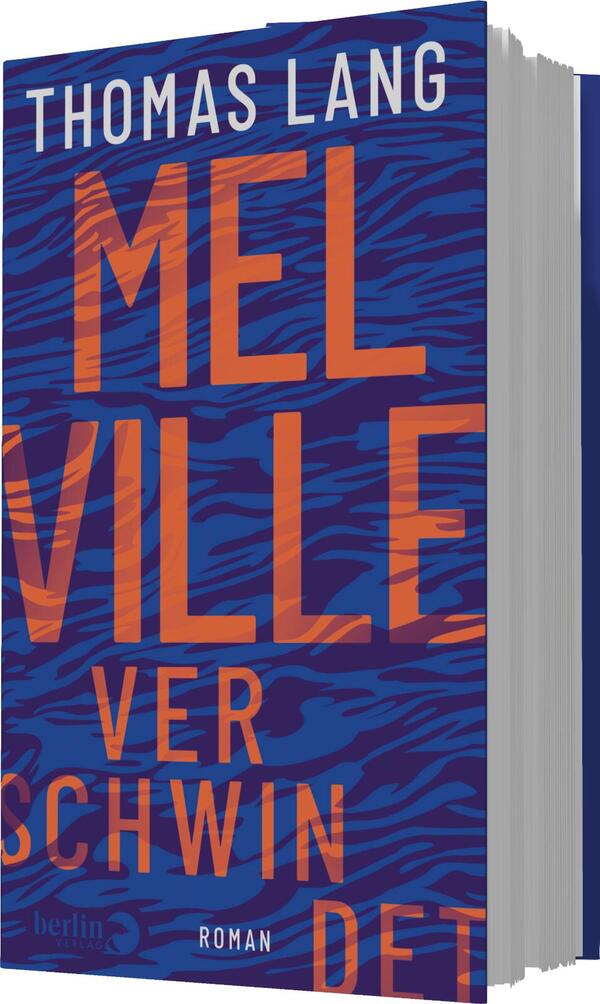 Das Buchcover zeigt einen tiefblauen Hintergrund mit einem lebhaften, in hellen Orangetönen gehaltenen Muster, das an Wellen oder eine Wasseroberfläche erinnert. Im oberen Bereich steht in weißen, klaren Großbuchstaben der Name des Autors „THOMAS LANG“. Der Titel „MELVILLE VERSCHWINDENDET“ ist zentral platziert und hebt sich durch die Verwendung von großen, orangefarbenen Buchstaben ab, während das Wort „VERSCHWINDET“ kleiner und etwas versetzt darunter erscheint. Darunter befindet sich in kleinerer, weißer Schrift das Wort „Roman“.