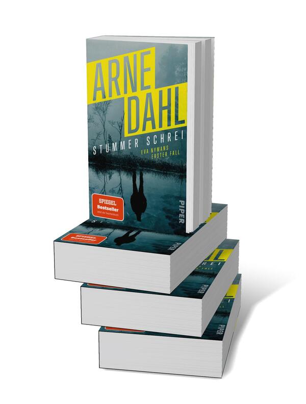 Bücherstapel des Buches „Stummer Schrei“