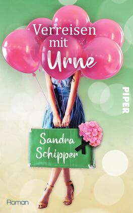 Das Buchcover zeigt eine Frau, die fröhlich mit mehreren rosa Luftballons steht und ein Koffer mit der Aufschrift „Sandra Schipper“ hält. Sie trägt ein gestreiftes, blaues Kleid und hat die Arme spielerisch um den Koffer gelegt. Im Hintergrund ist ein sanfter, blauer Farbverlauf zu sehen. Der Titel „Verreisen mit Urne“ steht in verspielter, weißer Schrift im oberen Drittel des Covers, während das Verlagslogo „PIPER“ in der rechten oberen Ecke platziert ist. Die gesamte Atmosphäre des Covers strahlt Leichtigkeit und Lebensfreude aus.