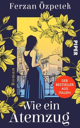 Das Buchcover zeigt eine stilisierte Darstellung einer Frau in einem blauen Kleid, die vor einem Fenster steht und auf eine mediterrane Stadtlandschaft blickt. Umrahmt wird die Szene von gelben Blumen. Der Hintergrund ist in einem tiefen Blau gehalten, während der Himmel in leuchtendem Gelb strahlt. In der oberen rechten Ecke steht der Name des Autors, „Ferzan Özpetek“, und darunter der Titel „Wie ein Atemzug“ in auffälliger, weißer Schrift. Ein roter Kreis hebt den Hinweis „DER BESTSELLER AUS ITALIEN“ hervor.