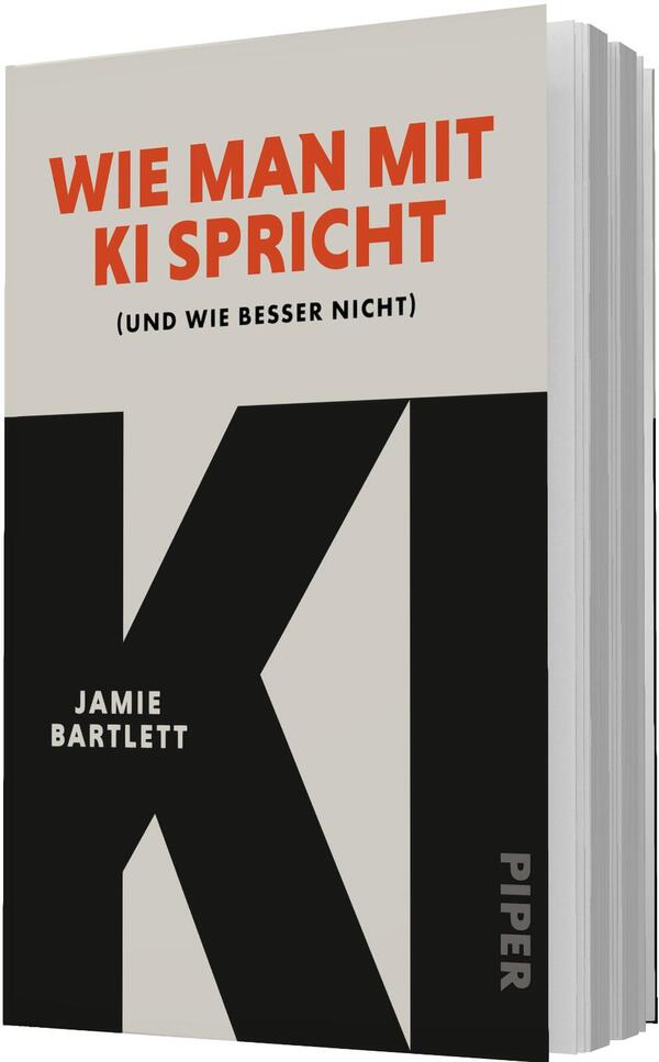 Das Buchcover zeigt auf warm beigem Grund oben den Titel WIE MAN MIT KI SPRICHT in kräftigem Orange, darunter die kleinere schwarze Klammerzeile (UND WIE BESSER NICHT). Dominant ist ein großes, geometrisches „KI“ in tiefem Schwarz. Der Autorenname Jamie Bartlett steht kleinweiß auf dem schwarzen Feld. Design wirkt minimalistisch, sachlich und eindringlich mit klaren, fetten serifenlosen Großbuchstaben.