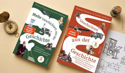 Die beiden Bücher „Geschichten aus der Geschichte“ und „Mehr Geschichten aus der Geschichte“ liegen auf einer hellbraunen Fläche. Daneben liegen ein Kompass, eine Phiole und technische Zeichnungen.
