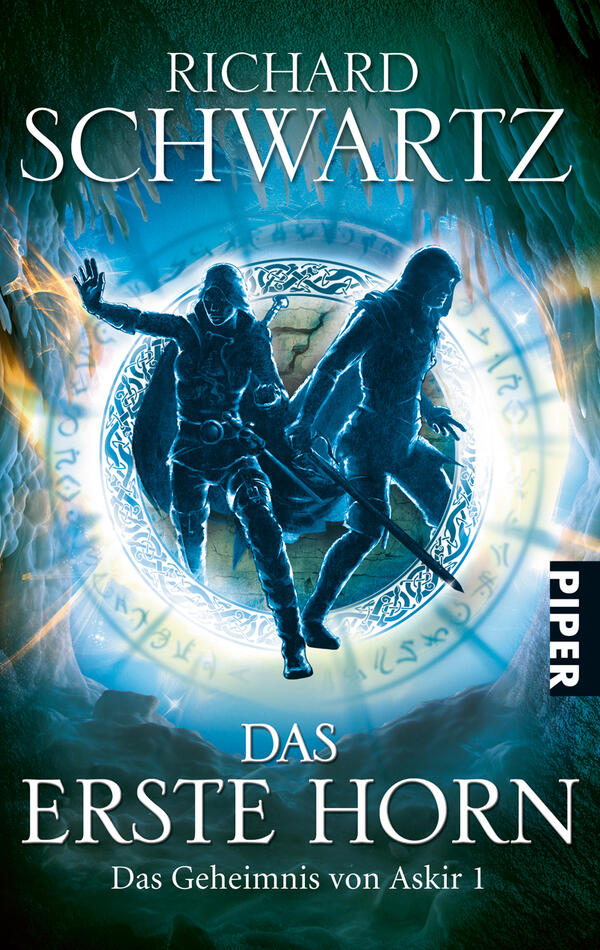 Das Buchcover zeigt zwei silhouettenhafte Figuren in einem Kampf, umgeben von einem mystischen, leuchtenden Kreis mit geheimnisvollen Schriftzeichen. Die Farbgestaltung umfasst dunkle Blau- und Grautöne, die eine geheimnisvolle Atmosphäre erzeugen. Oben steht in großen, weißen Buchstaben „RICHARD SCHWARTZ“, darunter in slightly kleinerer Schrift „DAS ERSTE HORN“ in derselben Farbe. Die Unterzeile „Das Geheimnis von Askir 1“ ist ebenfalls in blasserer Schrift unter dem Titel platziert. Links unten befindet sich das Verlagslogo „PIPER“.