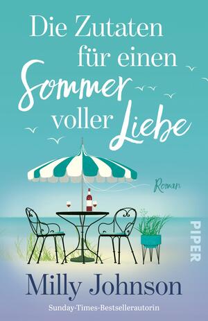 Das Buchcover zeigt eine entspannte Sommeratmosphäre mit einem blauen Himmel und sanften Wolken. Im Vordergrund befindet sich ein kleiner Tisch mit zwei Stühlen unter einem gestreiften Sonnenschirm in Grün und Weiß. Auf dem Tisch stehen zwei Gläser und eine Flasche Wein. Der Titel „Die Zutaten für einen Sommer voller Liebe“ ist in großer, eleganter Schrift in Weiß und Hellblau gestaltet. Darunter steht der Zusatz „Roman“ und der Name der Autorin Milly Johnson in einer geschwungenen Schrift.