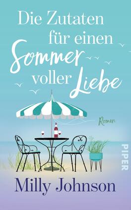 Das Buchcover zeigt eine entspannte Sommeratmosphäre mit einem blauen Himmel und sanften Wolken. Im Vordergrund befindet sich ein kleiner Tisch mit zwei Stühlen unter einem gestreiften Sonnenschirm in Grün und Weiß. Auf dem Tisch stehen zwei Gläser und eine Flasche Wein. Der Titel „Die Zutaten für einen Sommer voller Liebe“ ist in großer, eleganter Schrift in Weiß und Hellblau gestaltet. Darunter steht der Zusatz „Roman“ und der Name der Autorin Milly Johnson in einer geschwungenen Schrift.