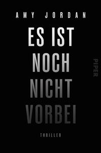 Das Buchcover zeigt einen schwarzen Hintergrund. Der Titel „ES IST NOCH NICHT VORBEI“ ist in großen, halbfetten Buchstaben in einem Verlauf von Weiß zu Grau gestaltet und erstreckt sich vertikal über die Mitte des Covers. Der Autorennamen „AMY JORDAN“ befindet sich oben, in schmaler, weißer Schrift. Unten ist das Wort „THRILLER“ in kleinerer, grauer Schrift platziert. Die klare Typografie und die reduzierte Farbpalette vermitteln eine spannende und geheimnisvolle Atmosphäre.